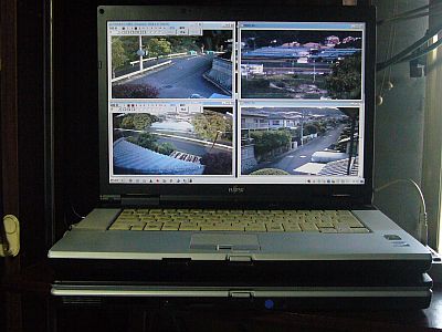 図3:FMV二段重ねで運用中 <click>→図4:下側には、表示の無いE8230を