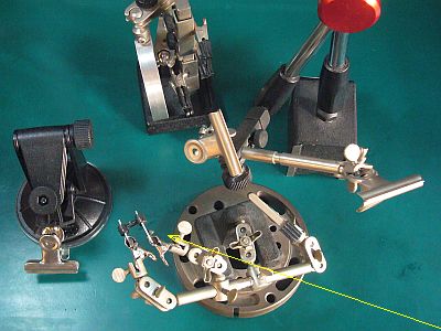 図1:様々な第三の手と接着中のプラグ金具 <click>→図2:「腕」は確かだが「指先」が不満