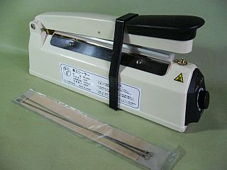 図3:本体と付属品(保守用品) <click>→図4:電源コード側面