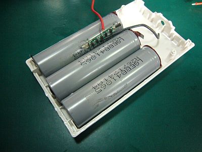 図8:モバイルバッテリのジャンク品からセルを取った