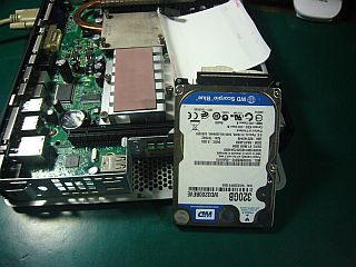 図1:IDE-320GBを搭載 <click>→図2:紙で保護した2.5HDD